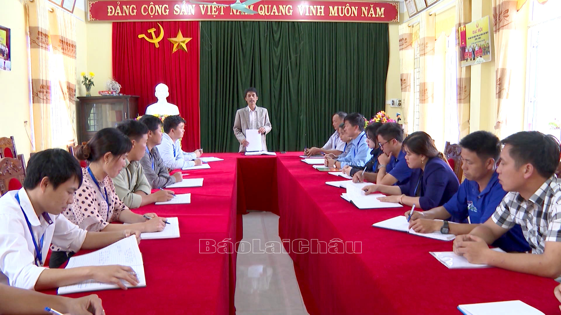 Lãnh đạo Đảng ủy thị trấn Sìn Hồ, huyện Sìn Hồ triển khai việc thực hiện Kết luận 01 đến cán bộ, công chức.